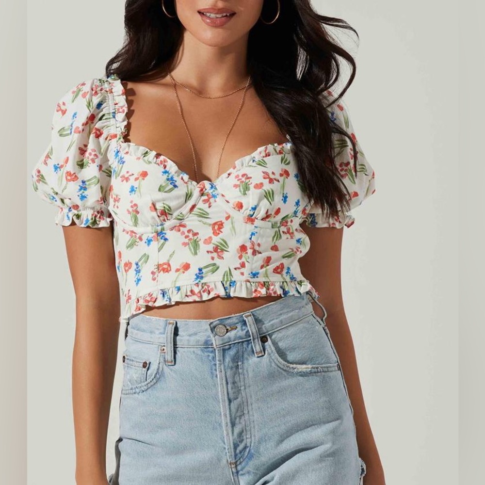 ASTR Crop floral top with ruched bodice